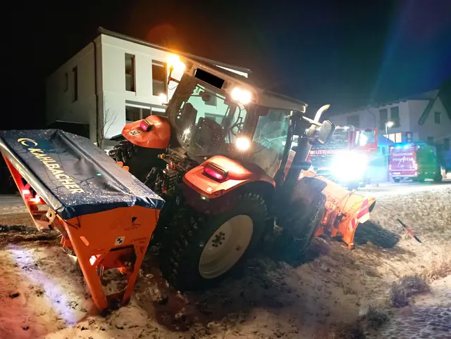 Der Traktor des Winterdienstes rutschte von der Fahrbahn und blieb hängen. | Foto: Stadtfeuerwehr Pinkafeld