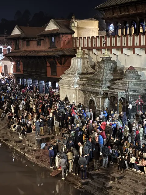Hier wird gerade die Waschung eines Verstorbenen mit dem Wasser des heiligen Flusses Bagmati vollzogen. | Foto: Astrid Wieser