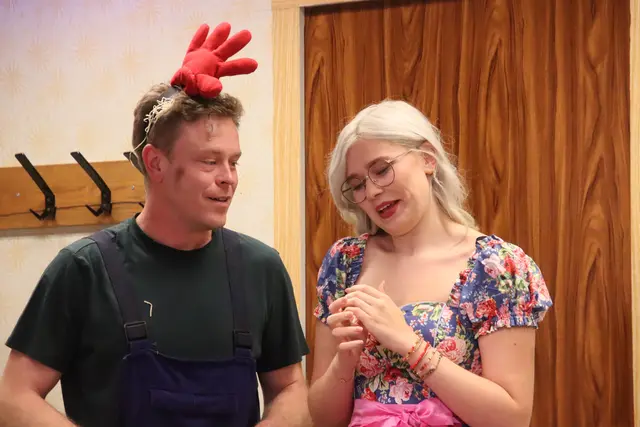 Anni (Kimberly Gabler) verschaut sich in Knecht und Reservehahn Anton (Wolfgang Zieser). | Foto: Martin Wurglits