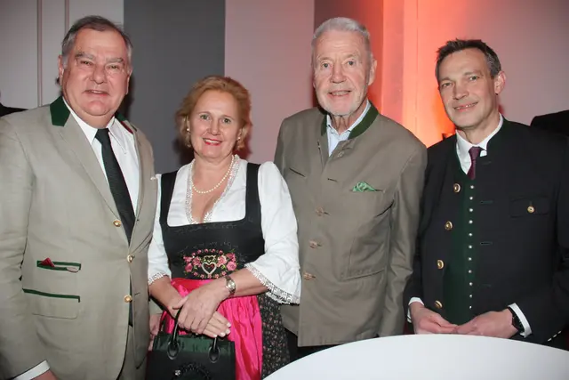 Wiener Neustadt: Stadtrat Franz Dinhobl, Ärztin Martina Dinhobl, Bürgermeister Klaus Schneeberger und Stadtrat Philipp Gruber. | Foto: Sascha Trimmel, Treilaf