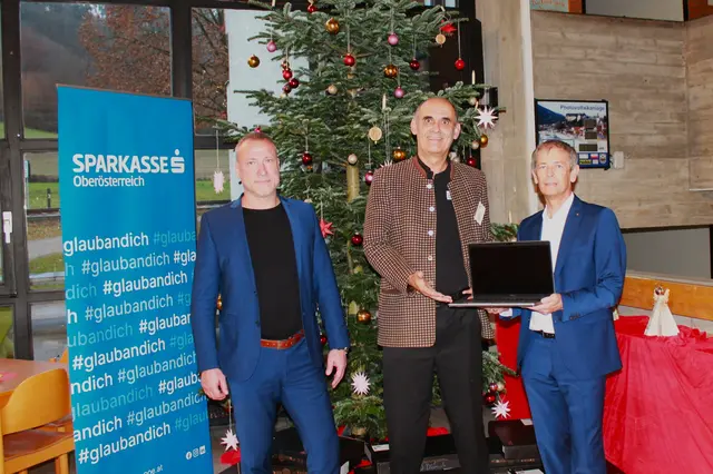 Übergabe der Notebooks, am Bild von links Rainer Friedinger, Direktor Andreas Kastenhofer, Christian Rinnerbauer. | Foto: MS/PTS Grein
