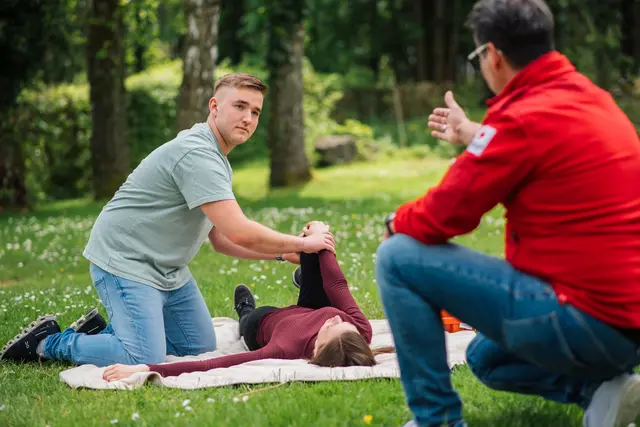 Kompetente Lehrbeauftragte vermitteln in den Kursen praxisorientiert das Wissen rund um die Erste Hilfe. | Foto: OÖRK/Karin Lohberger Photography