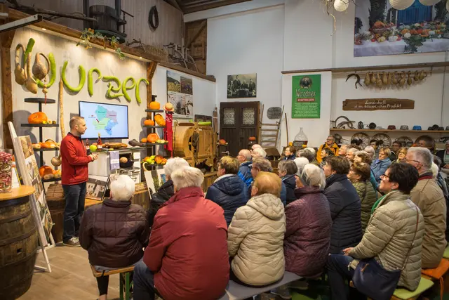 Unterhaltsamer Vortrag auf Wurzers Genuss- und Erlebnishof im eigenen Bauernhofmuseum | Foto: Wurzer