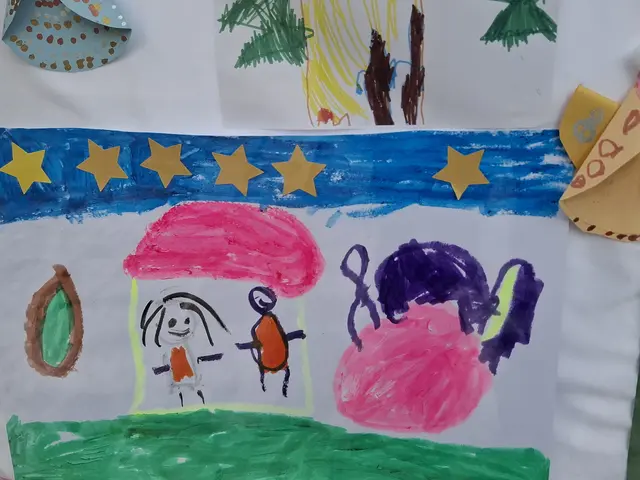 Greiner Krippenwanderung - Zeichnungen der Kindergartenkinder in einer Auslage in der Hauptstraße.  | Foto: Robert Zinterhof