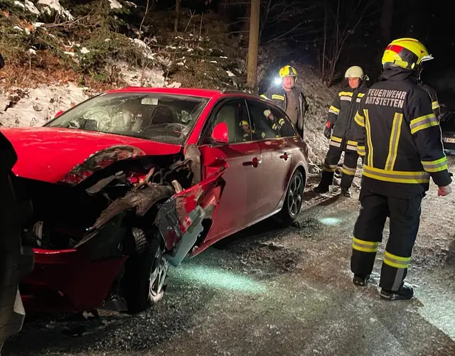 Das verunfallte Fahrzeug kam aus bislang ungeklärter Ursache von der Fahrbahn ab und prallte in einem Waldstück gegen einen Baum. | Foto: DOKU-NÖ