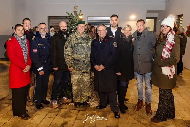 Vanessa und Florian Woditschka, Kommandant Polizeiinspektion Mistelbach Jürgen Böhm, Militärkapplan Andreas Guganeder, GR Franz Fichtinger,  stv. Bezirkspolizeikommandant Andreas Thenner, GR Benjamin Hymer, Yvonne und Florian Pokorny, Stadtmarketing Lena Sattmann. | Foto: Josef Schimmer