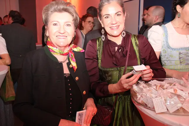 Mutter des Winternachtballs Erika Buchinger und Verena Hanisch. | Foto: Sascha Trimmel, Treilaf