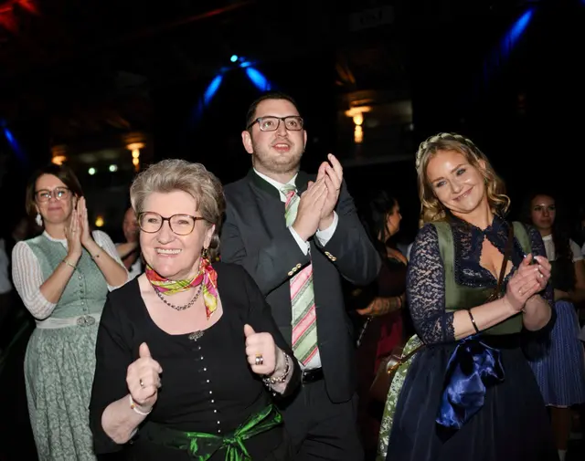Erika Buchinger schunkelte mit Philipp Gerstenmayer und seiner Gattin Helene mit. | Foto: Sascha Trimmel, Treilaf
