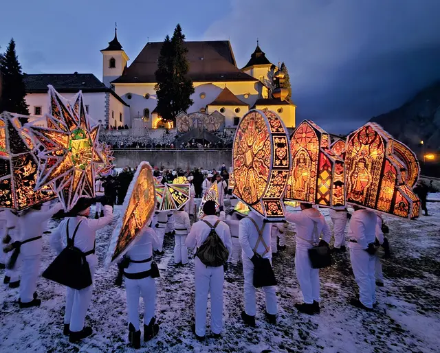Glöcklerlauf vor dem ehemaligen Kloster in Traunkirchen. | Foto: Hörmandinger