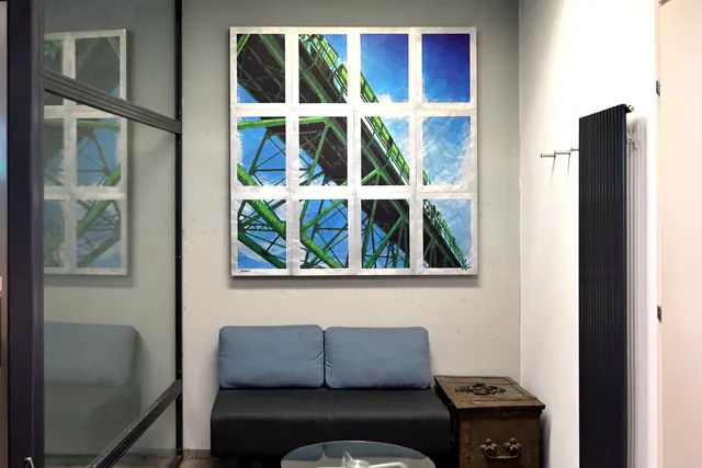 Das Werk mit dem Titel "Abfahrt" (144 x 144 cm) von Pius Franc. Litzlbauer hängt vor dem Bürgermeisterbüro in Waidhofen. | Foto: Hans-Peter Kriener