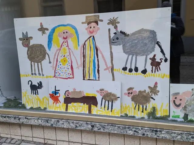 Greiner Krippenwanderung - Zeichnungen der Kindergartenkinder in einer Auslage in der Hauptstraße.  | Foto: Robert Zinterhof