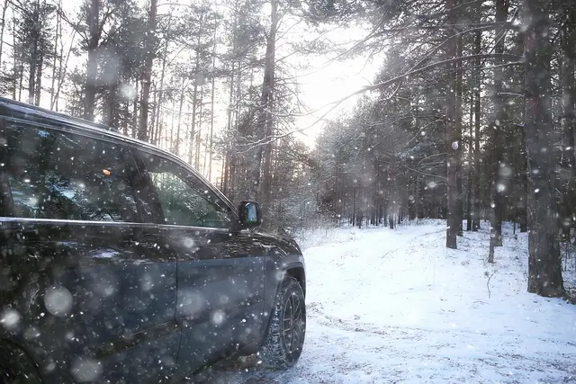 Der Führerscheinneuling dürfte mit nicht angepasster Geschwindigkeit auf der winterlichen Schneefahrbahn gefahren sein. (Symbolfoto) | Foto: panthermedia/xload