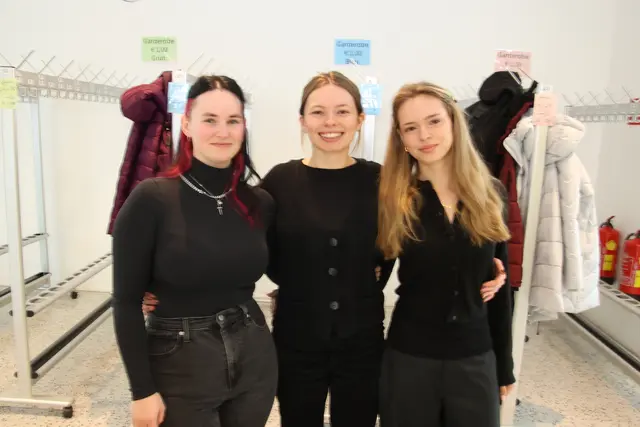 Garderoben-Damen: Raphaela, Helene und Viktoria.