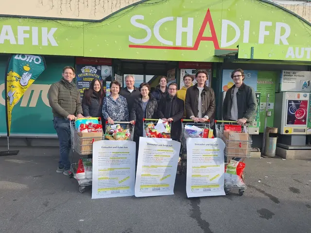 Ein Teil der gesammelten Spenden wurde beim Kaufhaus Schadler in Tillmitsch an den Vinzimarkt übergeben, unter anderem im Beisein von NR Joachim Schnabel und Gemeinderätin Carina Walitsch. | Foto: JVP Kernraum Leibnitz