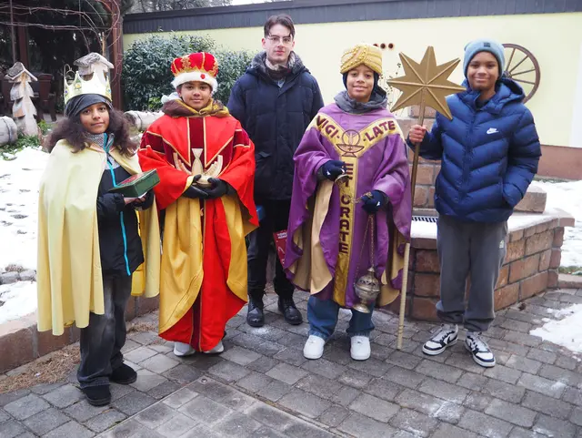 Die Heiligen 3 Könige bei den Hausbesuchen am Flugfeld