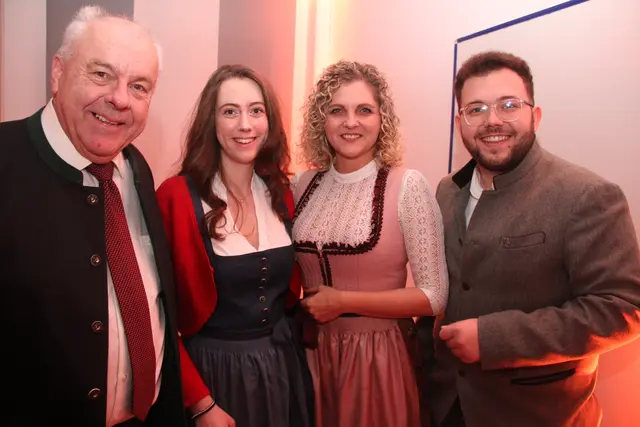 Bad Erlach: Cobra-Chef und geschäftsführender Gemeinderat Benhard Treibenreif mit Tochter Laura Treibenreif, Bürgermeisterin Bärbel Stockinger und Gemeinderat Mustafa Halilovic. | Foto: Sascha Trimmel, Treilaf