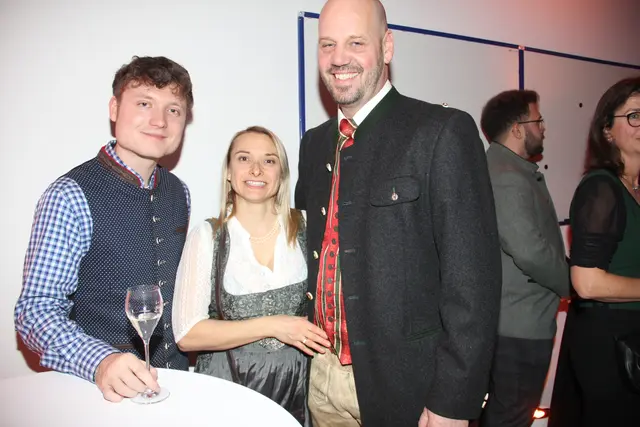 Hochwolkersdorf: Geschäftsführender Gemeinderat Marco Steiner, Carina Linhart und Vize Gunter Linhart. | Foto: Sascha Trimmel, Treilaf