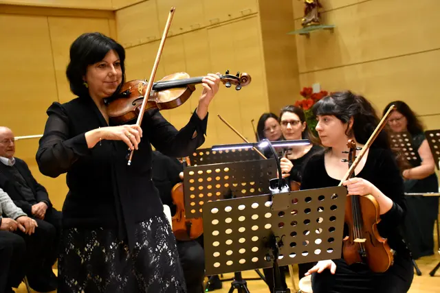 Neujahrskonzert 2026 des Kulturvereins Waldhausen mit dem Robert Stolz Orchester. Konzertmeisterin Simone Mutstein, links.  | Foto: Robert Zinterhof