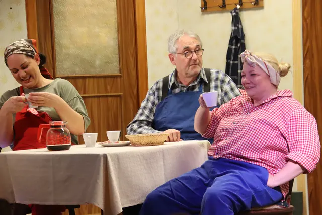Irma (Madlen Glatz, links) und Lena (Romy Gaal) erledigen die Arbeit auf dem Bauernhof ihres Onkels Fredl (Johannes Ernst). | Foto: Martin Wurglits