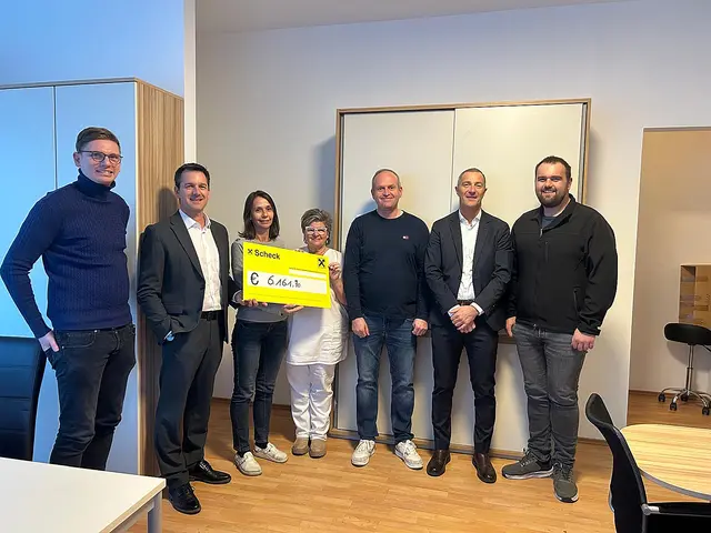 Sprengel-Geschäftsführerin Gabriele Schaffenrath und Pflegedienstleiterin Barbara Waldegger nahmen den Spendenscheck entgegen. | Foto: Privat