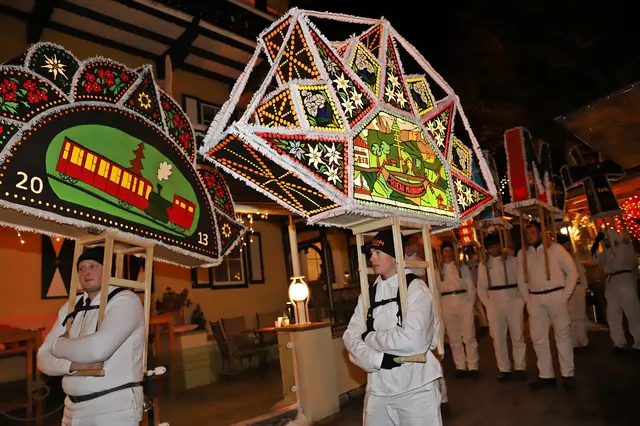 Glöcklerlauf in St. Wolfgang: Auf den Kappen sind bekannte Motive aus der Region abgebildet. | Foto: Hörmandinger