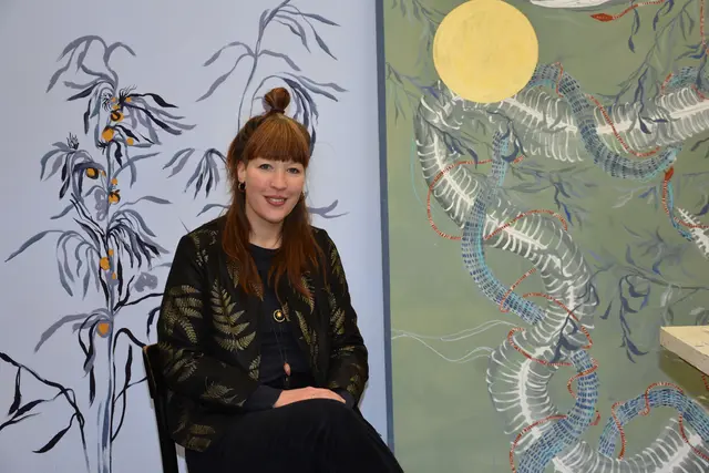 Sarah Maria Saminger bemalt Wände. In ihrem Atelier in Grein an der Donau stapeln sich große Rigips Platten. Diese sind mit floralen oder abstrakten Motiven bemalt. Farben und Formen wachsen über die Oberfläche und erzeugen Atmosphäre.  | Foto: Zinterhof