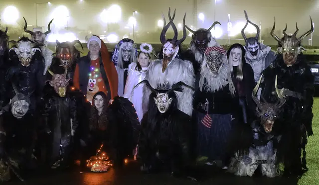 Die Felixdorfer Teifln, Flugfeld Teifin, Neunkirchner Rauhnacht Teufeln sowie Marktleiter Wolfgang Kamper | Foto: Markus Achleitner