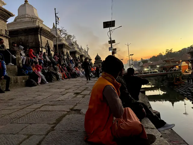 Warten auf die abendliche Verbrennungszeremonie am heiligen Bagmati-Fluss in Kathmandu. | Foto: Astrid Wieser