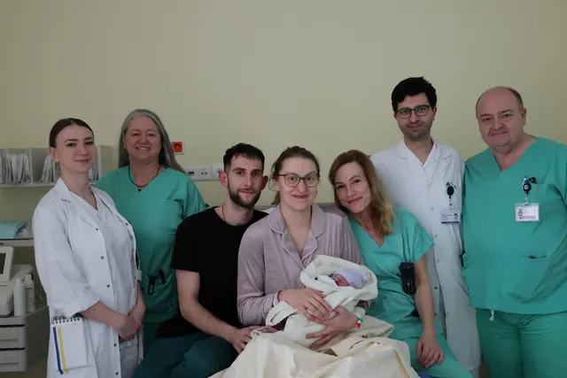 Die glücklichen Eltern David Kollar und Fanni Kollarne Lorincz aus Schleinbach mit Baby
Hanna (Mitte) mit Turnusärztin Alina Romagna, Stationsleitende Hebamme Nicol Ofner,
Hebamme Andrea Neubauer-Fally, Turnusarzt Heinrich Evanzin und Attila Amrein, Leiter der Gynäkologie und Geburtshilfe.  | Foto: LK Mistelbach