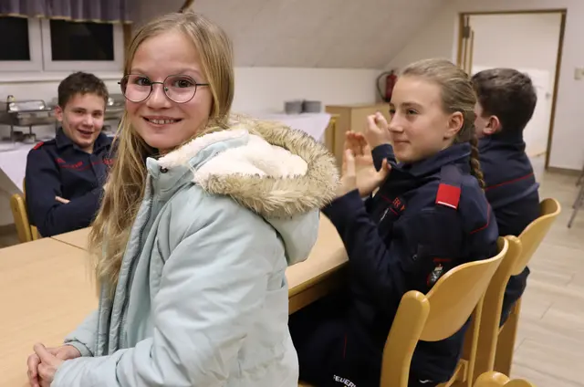 Johanna Latzka tritt in die Feuerwehrjugend ein