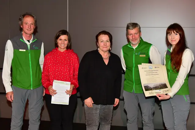Die Tinte ist trocken: Der Nationalpark Gesäuse und die Volksschule Selzthal vereinbarten eine Kooperation. | Foto: Simone Pawlik