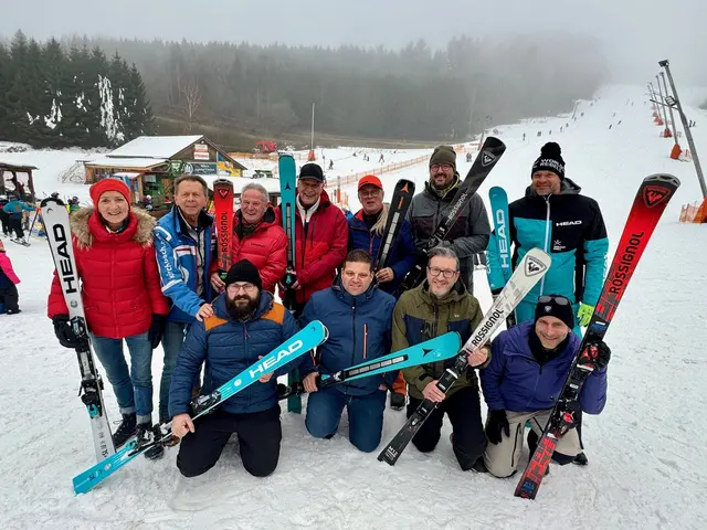 Im Bild hinten von links: Hilde Ruby, Franz Jahn, Herbert Ruby und die Servicecrews von Atomic, Head und Rossignol sowie vorne von links Manuel Koppensteiner Christoph Böhm und Markus Mitterer von Intersport Ruby | Foto: privat/Schidorf Kirchbach