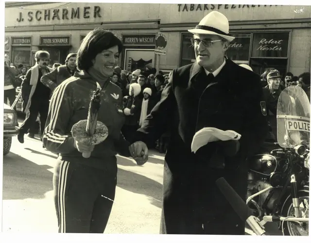 Olympisches Feuer: Olga Pall-Scartezzini, die Abfahrtssiegerin von Grenoble 1968, trug im Feber 1976 die olympische Fackel durch die Innsbrucker Innenstadt. | Foto: © Stadtarchiv/Stadtmuseum Innsbruck/R. Frischauf