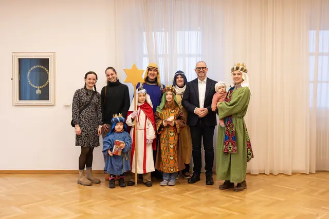 Mit Liedern und Segenswünschen besuchten die Sternsinger der Pfarrgemeine Christkönig Linz-Urfahr das Alte Rathaus in Linz. | Foto: Stadt Linz