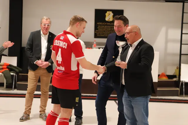 Hernalser Bezirksvorsteher Peter Jagsch (SPÖ, r.) überreichte im Anschluss die Pokale an die Gewinnerinnen und Gewinner.  | Foto: BV17