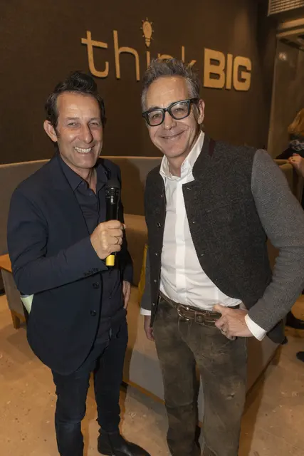 Die Moderatoren Tom Walek und Christian Clerici | Foto: Gut Brandlhof