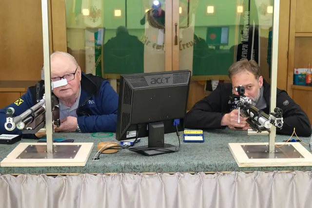 Im Bewerb sitzend-aufgelegt ist volle Konzentration gefragt - Zehntelringe entscheiden über Sieg oder Niederlage