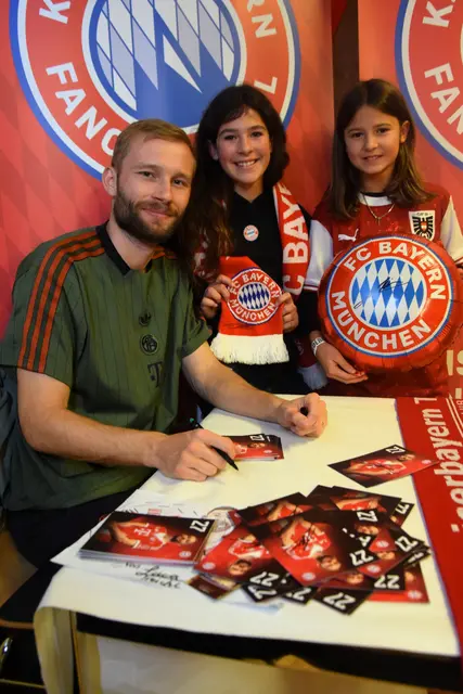 Über zwei Stunden beglückte Konrad Laimer in Niederndorf den Bayern Fanclub Kaiserbayern Tirol in Niederndorf. | Foto: Schwaighofer