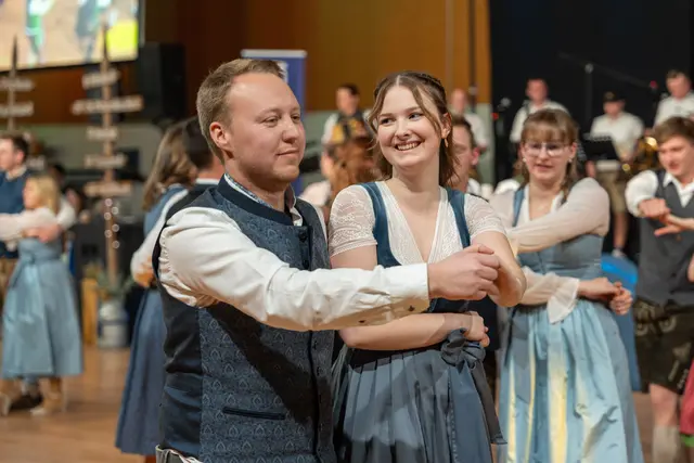 Landjugend-Paare aus Wels-Land eröffneten den Ball 2026 mit ihren traditionellen Volkstänzen. | Foto: infilmity/Simon Knogler