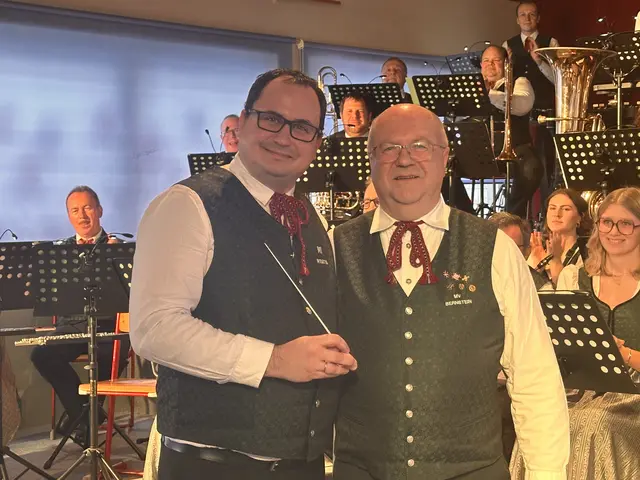 Der ehemalige Kapellmeister Christian Schranz übergab im Zuge des Neujahrskonzert seinen Taktstock an seinen Nachfolger Márton Ilyés.  | Foto: Lisa Stöckl