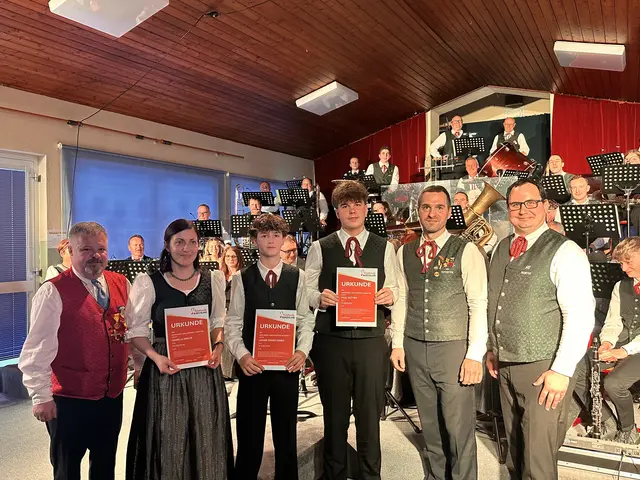 Daniela Kraus, Jannik Pernsteiner und Paul Hutter nahmen stolz ihre Auszeichnungen entgegen. | Foto: Lisa Stöckl