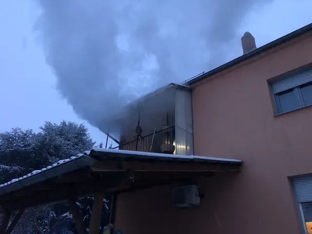 Als die Einsatzkräfte in der Alten Poststraße eintrafen, konnte bereits ein ausgedehnter Brand in einer Wohnung im ersten Obergeschoss eines Mehrparteienhauses festgestellt werden. | Foto: BF Graz