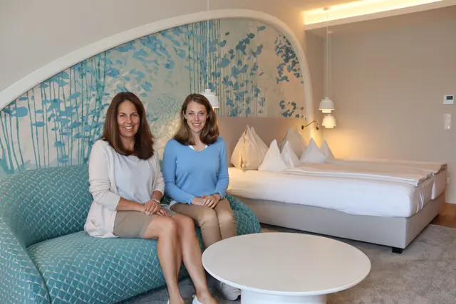 Lena Nasarow-Engstler (r.) führt seit heuer gemeinsam mit ihrer Mutter (r.) das Golf- und Seehotel Engstler. | Foto: MeinBezirk/Chiara Kresse