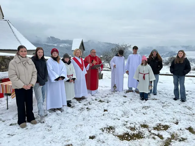 Diakon Wolfgang Kahle wurde von Pastoralassistentin Sabine Kahle, sowie von Mitgliedern der Firmgruppe Guttaring – Joseph, Andy und Katja – und den Ministranten Christopher, Mia und Lukas unterstützt. | Foto: Sabine Kahle