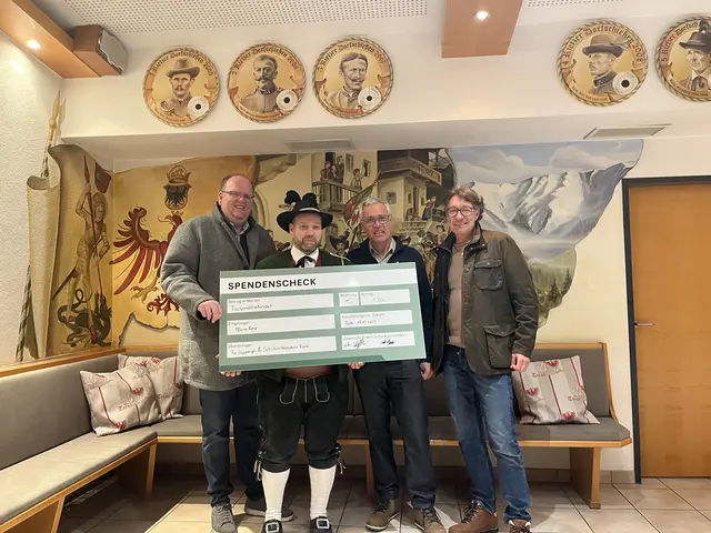 Feierliche Übergabe des Spendenschecks an den Rietzer Pfarrgemeinderat. | Foto: Schützen