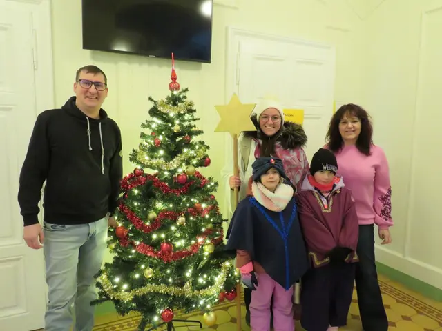 Amtsleiter Andreas Jagschitz, die Sternsinger von den Pfadfindern Felixdorf, Brigitta Helmreich | Foto: Marktgemeinde Felixdorf