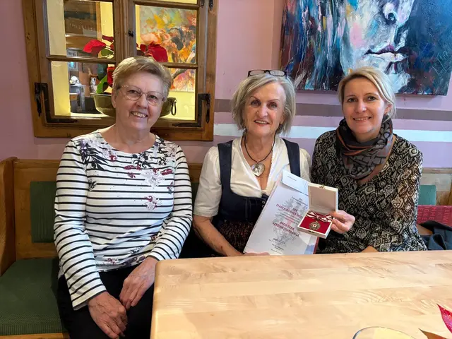 Helga Infanger. Bezirksbeauftragte des RK-Stüberls mit Hermine Hanke, Stadlkirchner Hofstub‘n, und Kornelia Ahrer, RK-Bezirksgeschäftsleiterin Steyr-Stadt (v. li.).  | Foto: OÖRK