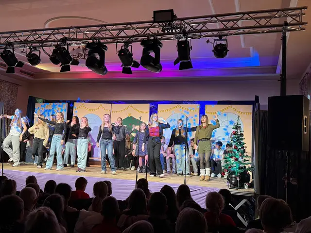 Rund 260 Kinder verfolgten die Aufführung mit sichtbarer Spannung und ließen sich auf die Geschichte ein, die eigens für diese Schule entwickelt wurde. | Foto: NMS Drosendorf