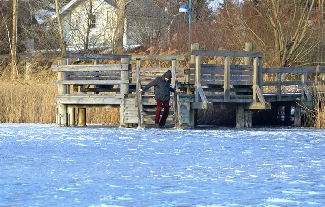 Das Betreten verschiedener Eisflächen bei Naturgewässern sollte tunlichst unterlassen werden, warnt die Stadt. (Archiv) | Foto: APA-Images / Willfried Gredler-Oxenbauer