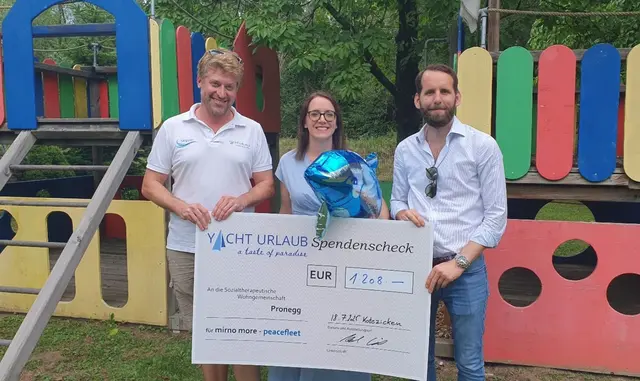 2025 kamen 1.208 Euro zusammen: Yach-Urlaub.net-Chef Manuel Göschl, WG Pronegg Leitung Katrin und Robert Krämer bei der
Scheck-Übergabe. | Foto: YACHT-URLAUB